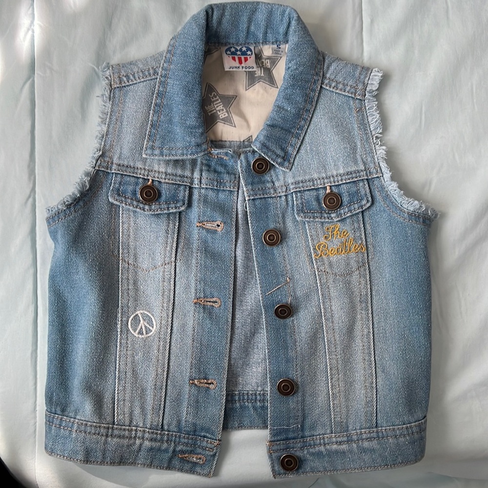 Vest for girls, size small, equivalent of a size 5. The brand is Junk Food.